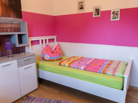 mit Balkon und zwei Schlafzimmern