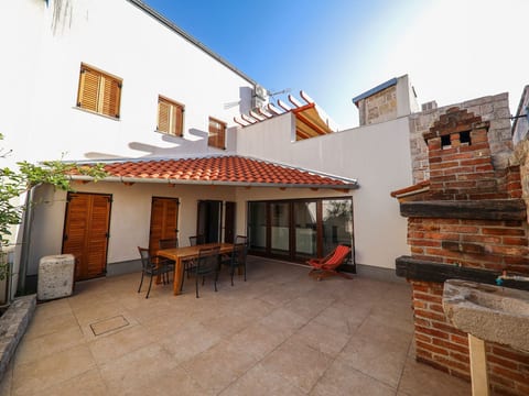mit Terrasse