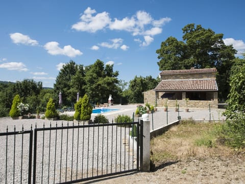 mit eigenem Pool