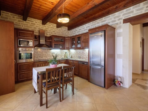 Familienfreundliche Villa mit Pool, BBQ, Kinderb