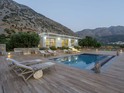 Villa mit Grillplatz und privatem beheiztem Pool