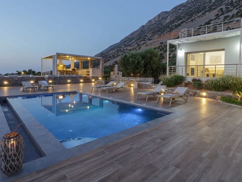 Villa mit Grillplatz und privatem beheiztem Pool