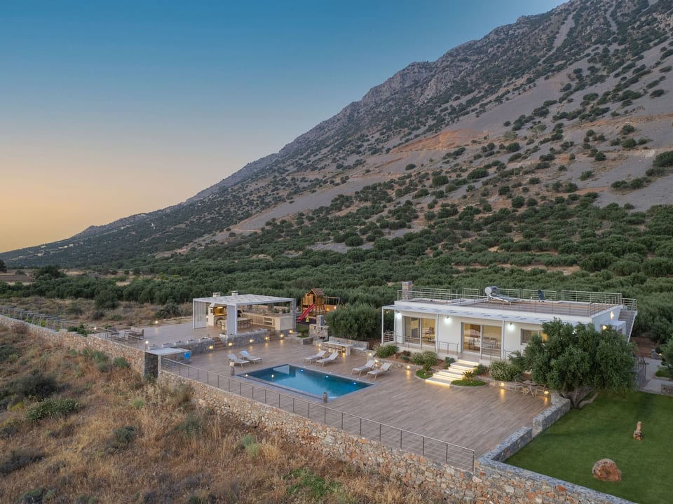 Villa mit Grillplatz und privatem beheiztem Pool - Anatoli
