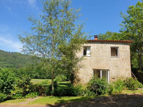 Haus jenseits des Flusses
