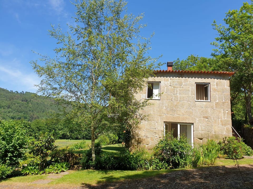 Haus jenseits des Flusses - Alvite