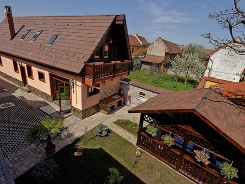 Kürzlich in eine Ferienvilla konvertiertes (2010), umfriedetes Haus aus der Sac
