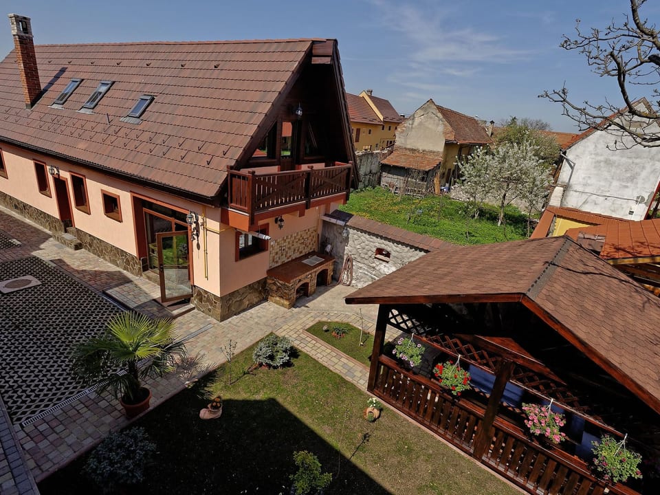 Kürzlich in eine Ferienvilla konvertiertes (2010), umfriedetes Haus aus der Sac