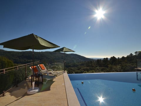 Luxuriöse Privatvilla mit Infinity-Pool