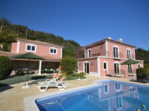 Luxuriöse Privatvilla mit Infinity-Pool