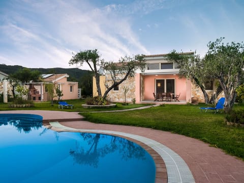Villa Thalassa mit Schwimmbad und Garten