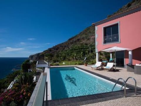 Ferienvilla mit Infinity Pool