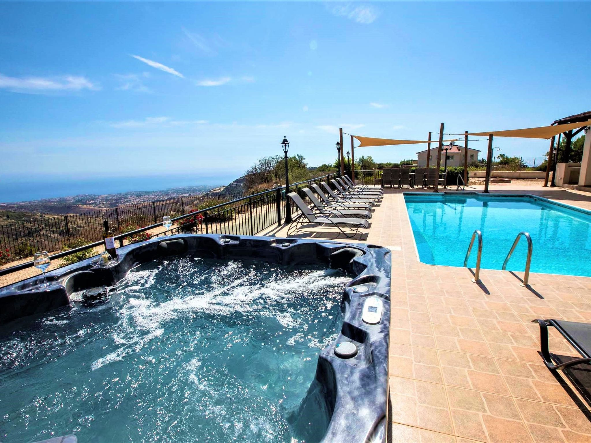 Villa mit Blick auf die Berge und Whirlpool