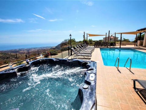 Villa mit Blick auf die Berge und Whirlpool