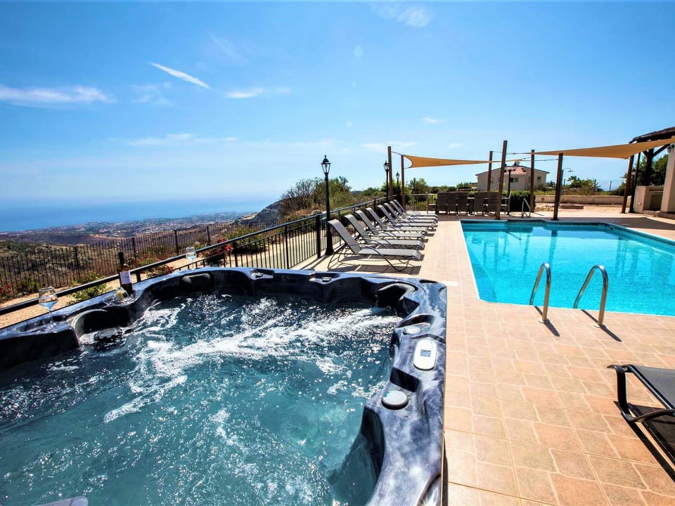 Villa mit Blick auf die Berge und Whirlpool - Kathikas