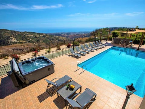 Villa mit Blick auf die Berge und Whirlpool
