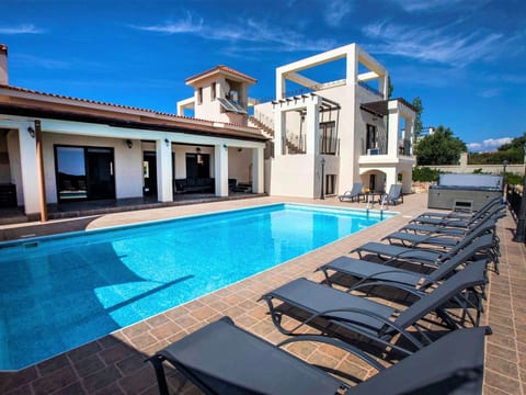 Villa mit Blick auf die Berge und Whirlpool