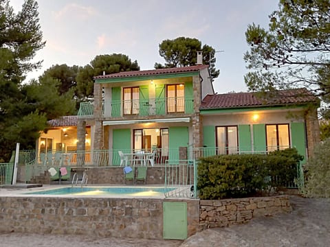 Villa und Pool mit Meerblick nur für Sie