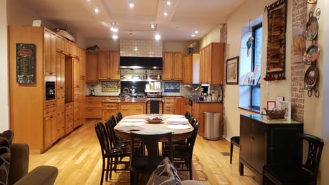 Gourmet chef's kitchen & space for all!