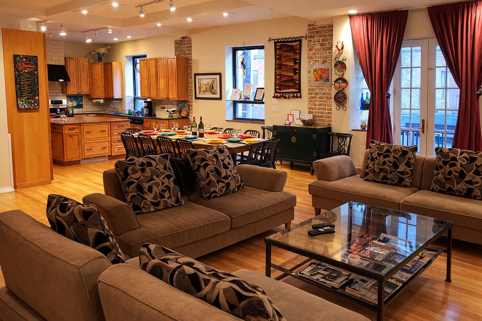 Space for relaxing and a table for everyone
