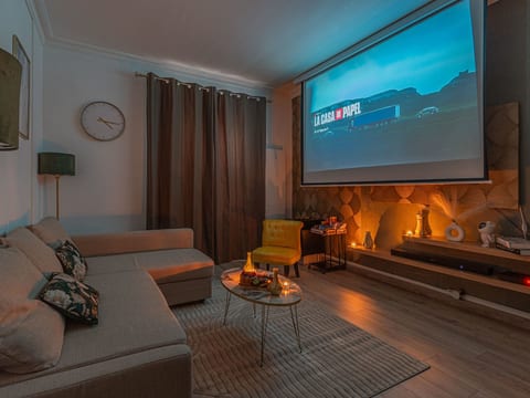 ferienwohnung "Luxury Cinéphile"