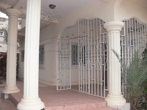 für 4 Personen in Brusubi Gambia