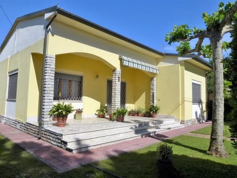 Ferienvilla mit Garten, Grill und Terrasse