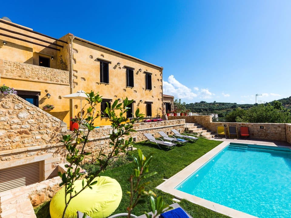 Casa de vacaciones independiente con gran piscina - Aggeliana
