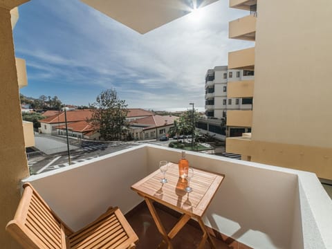 Graue Wohnung im Stadtzentrum mit Meerblick