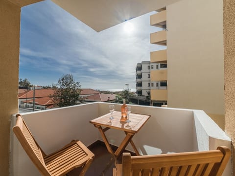 Graue Wohnung im Stadtzentrum mit Meerblick