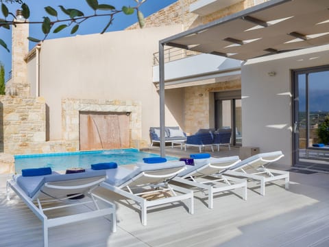 Gut ausgestattete Villa mit Pool und privatem Garten