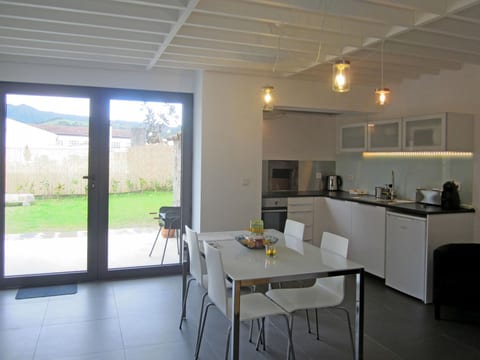 in Furnas mit Terrasse, Garten und Grill