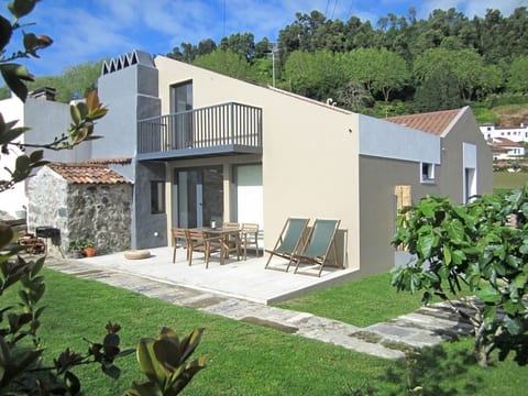 in Furnas mit Terrasse, Garten und Grill