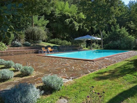 Komfortable Unterkunft in einem Schloss, Schwimmbad