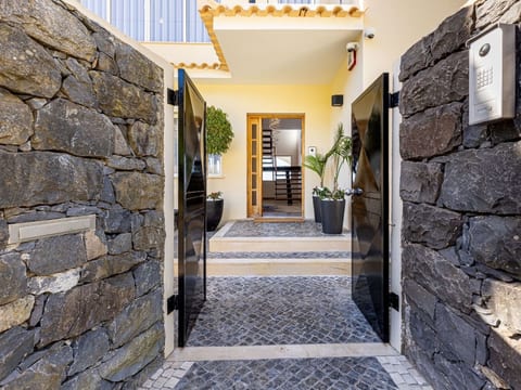 Luxuriöses Escape Village Calheta mit beheiztem Pool