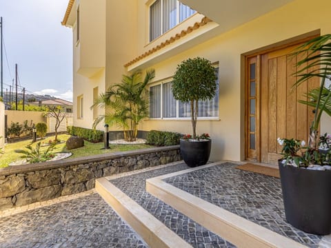 Luxuriöses Escape Village Calheta mit beheiztem Pool