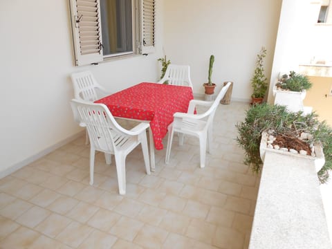 Helles, einladendes Ferienapartment mit Sonnenterrasse in Strandnähe