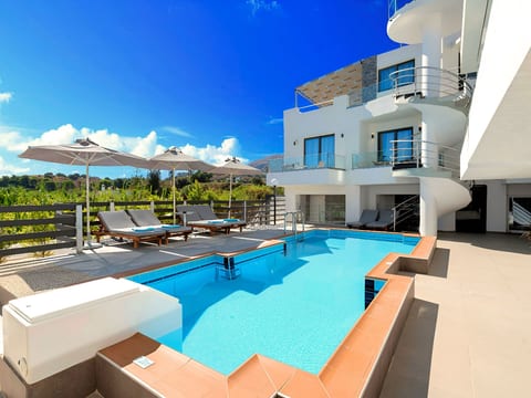 Pnoe Beachside Suite