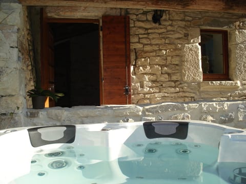 Domäne "Pavillon Mathéo" mit Infinity-Pool