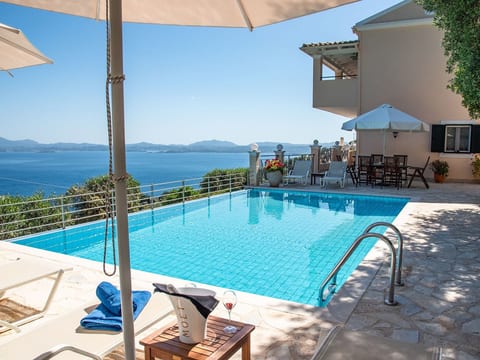 Villa Anthula mit Pool und herrlichem Meerblick