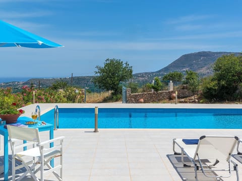 Villa mit Pool für bis zu 8 Personen. Meerblick.