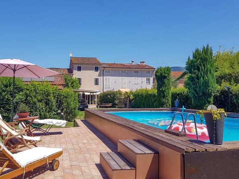 Unterkunft in einer Villa, Schwimmbad und großer