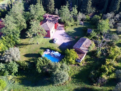 Rustikale Wohnung mit Swimmingpool in den Hügeln der Toskana