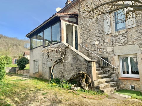Pierre Ensoleillée, Haus aus dem 19. Jahrhundert im Obergeschoss