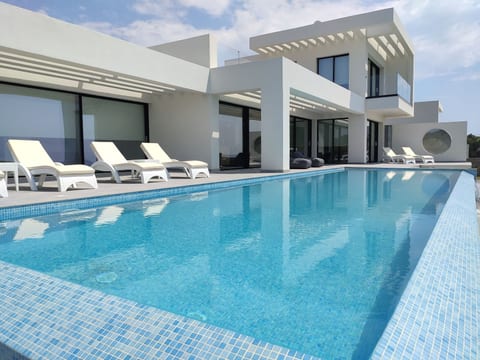 Luxuriöse Villa am Meer mit beheizbarem Pool