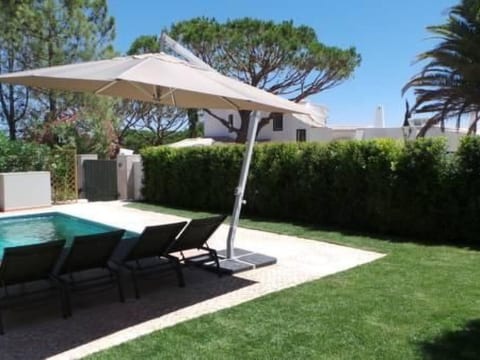 in Almancil mit Garten, Grill und Terrasse
