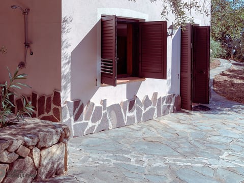 Haus in Punta Molara mit Garten und Grill