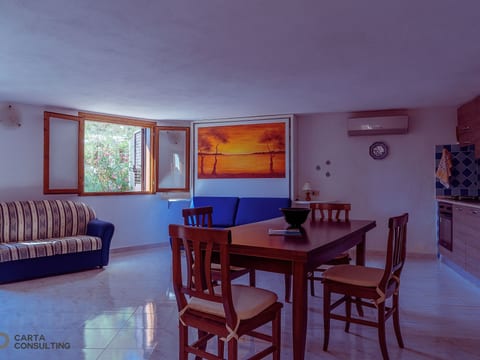 Haus in Punta Molara mit Garten und Grill