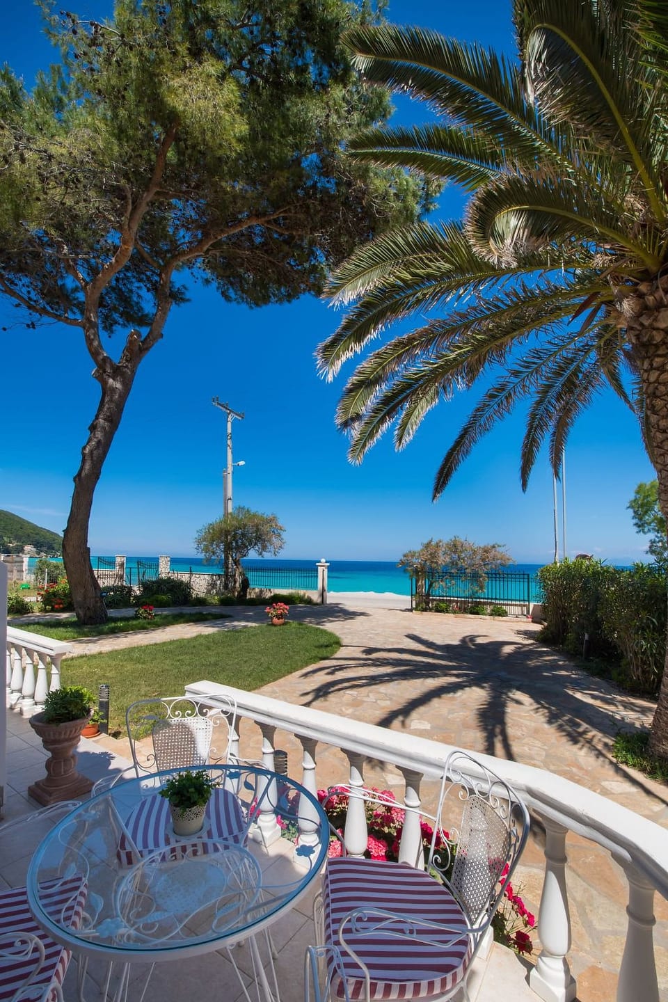 Un appartement indépendant, entièrement équipé, directement au bord de la mer.
