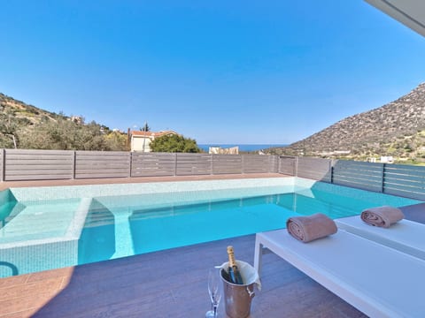Villa mit drei Schlafzimmern und privatem Swimmingpool.