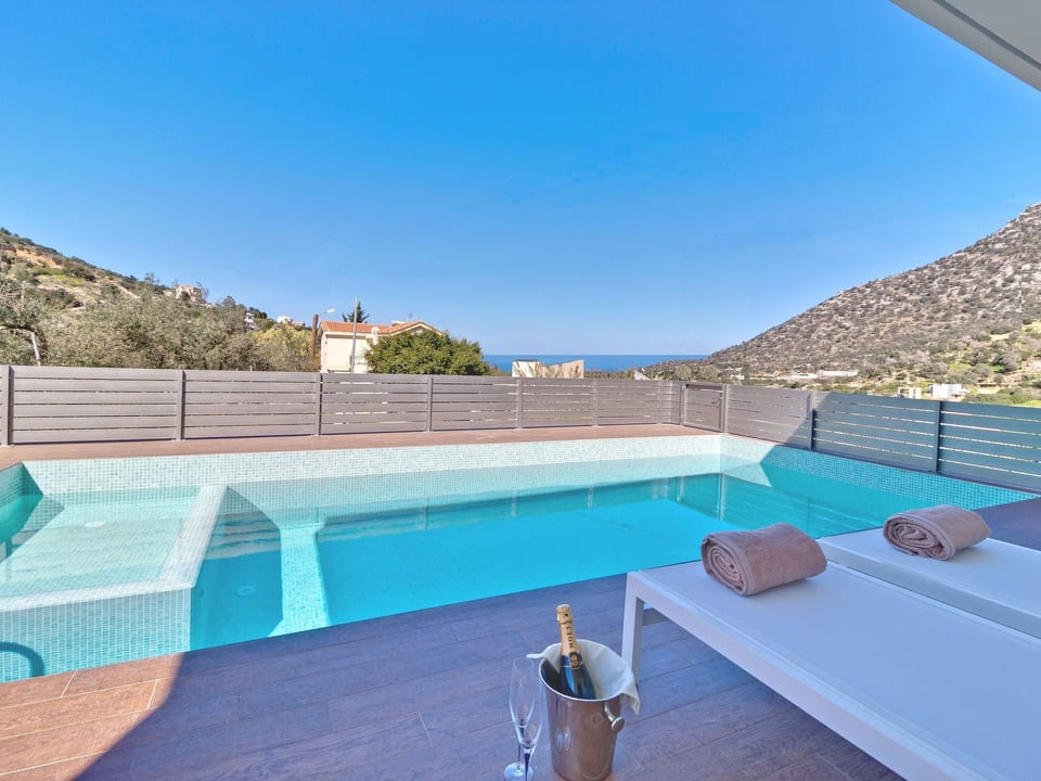 Villa de tres dormitorios con piscina privada. - Roumeli